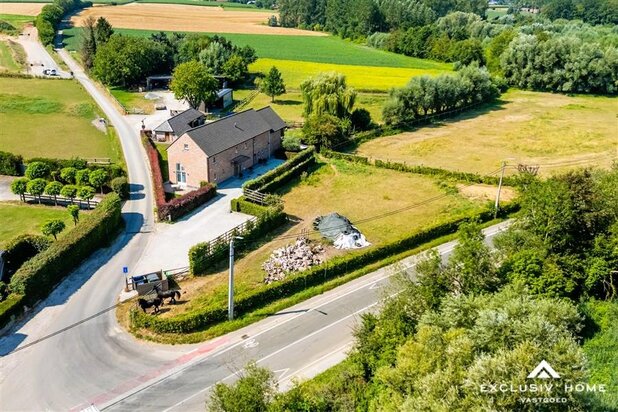Domaine de prestige avec villa de style fermette, prairies et écuries sur 6.267 m²
