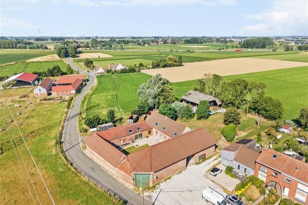 Beautiful square farmhouse in the heart of Saint-Léger