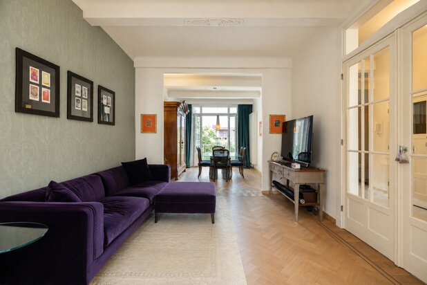 Energiezuinig (EPC B) en hoogwaardig gerenoveerd art-decoappartement met 2 slaapkamers, terras en gelijkvloerse polyvalente ruimte op absolute toplocatie aan ’t Groen Kwartier