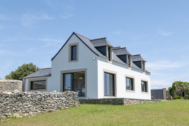 Panoramisch zeezicht in Zuid-Bretagne (Sud-Finistère regio Quimper)