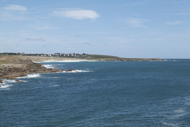 Panoramisch zeezicht in Zuid-Bretagne (Sud-Finistère regio Quimper)