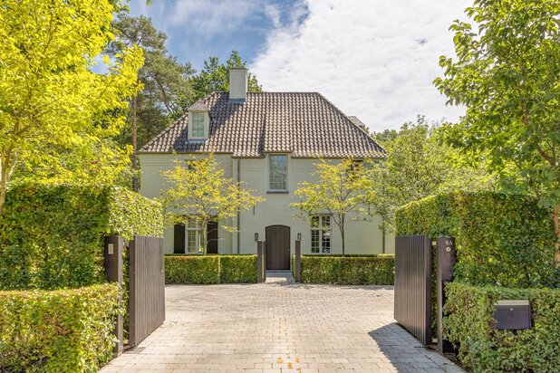 Tijdloze villa op ca. 2077  m² voor het centrum van Schilde