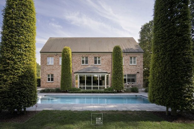 Exclusive 458m² villa with an outdoor swimming pool on a 2,231m² plot
