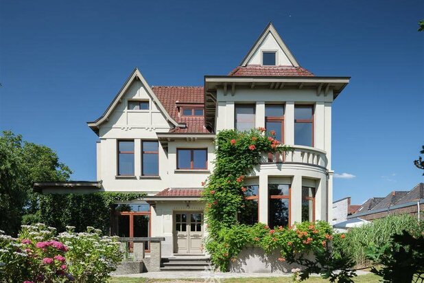 Karaktervolle herenwoning met 5 slaapkamers, dubbele garage en grote privatieve tuin in Oudenaarde