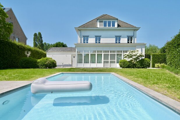 Exclusieve witte manoir met zwembad, poolhouse en weide in het pittoreske Hingene