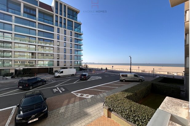 Appartement entièrement rénové de deux chambres avec vue latérale sur la mer