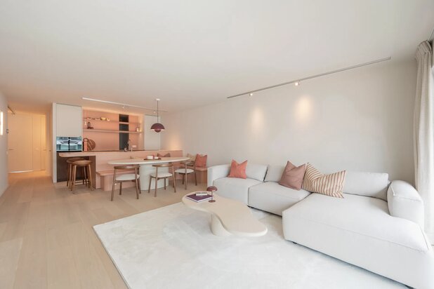 Very tasteful and luxuriously finished apartment on the Kustlaan at the Lichttorenplein.