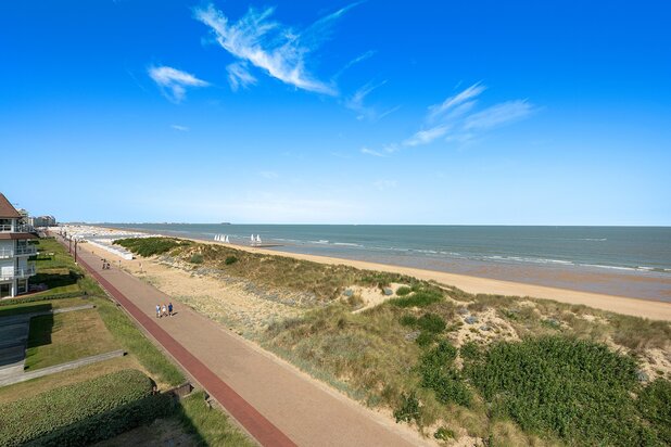 Magnifiek appartement op de wandeldijk in het Zoute, met adembenemend frontaal zeezicht.