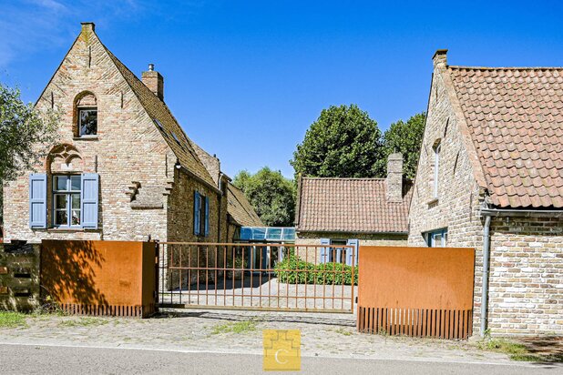 De Rozeblomme, 16e eeuwse abdijhoeve met vergunning voor luxueuse B & B in bijgebouw, circa 2,5 ha