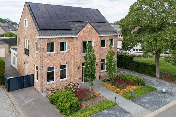 Villa met 6 slpk. 2 badk. en garage op 900m² nabij NL grens.
