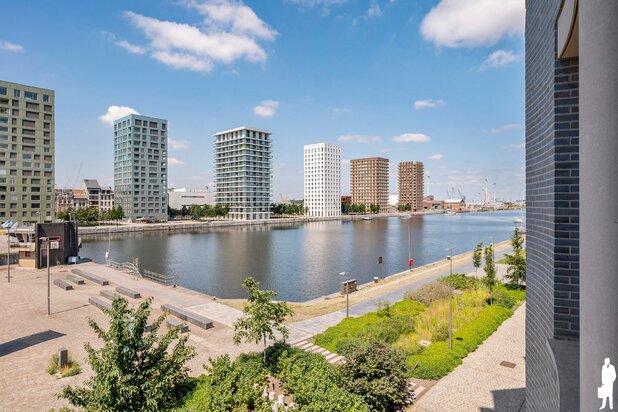 Lichtrijk BEN-appartement met open waterzicht in London Residence