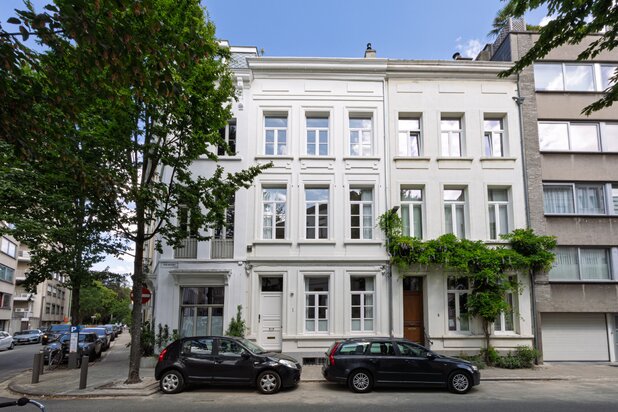 ANTWERPEN - Karaktervol herenhuis met eigentijdse allure 