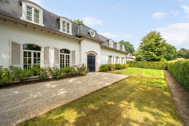 Karaktervolle villa op ca. 2.105m² in residentiële wijk 