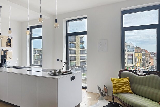 Gemeubeld appartement met veel lichtinval op toplocatie