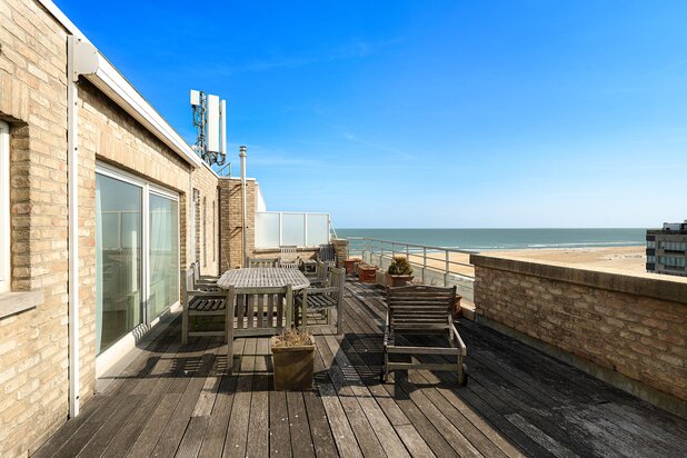 Exclusief duplexappartement met riant zonneterras en panoramisch zeezicht aan het Heldenplein