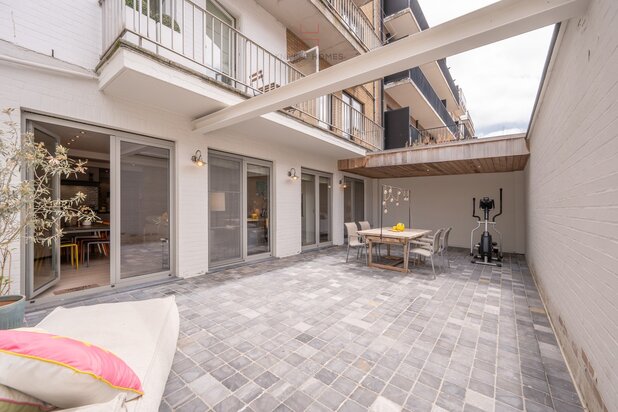 Zeer ruim en verzorgd appartement met vier slaapkamers en een praktische inpandige garage.