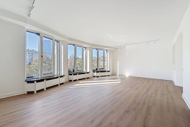 King's Garden: Sumptuous renovated duplex with 2 BR + office