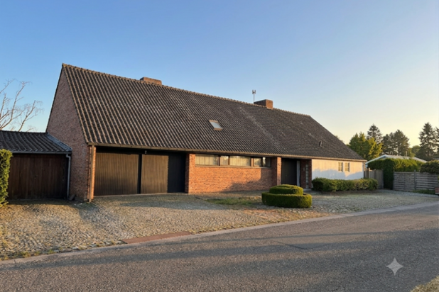 Te renoveren ruime villa op 1.775m² aan privémeer Mirmamar.