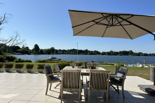 Te renoveren ruime villa op 1.775m² aan privémeer Mirmamar.