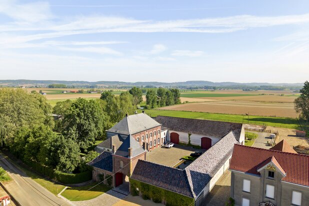Exclusive rural square farmhouse in Arc-Wattripont