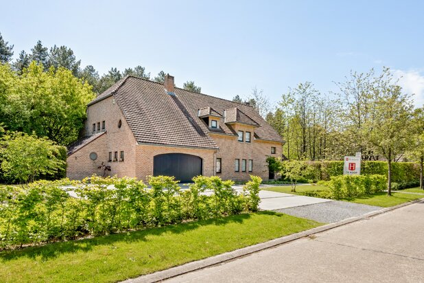 Tijdloze villa met groen uitzicht op +/- 2.750 m² te Lichtaart!