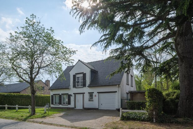 Vrijstaande woning (bew. opp 179m2) met 4 slaapkamers op perceel van 779m2 te Sint-Denijs-Westrem.