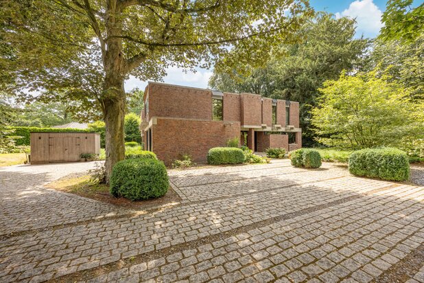 Modernistische villa met 4 tot 5 slpks, tuin en zwembad