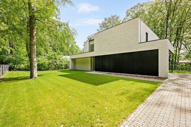 Moderne, recente villa met 3 slpks, 2 bdks en bureel