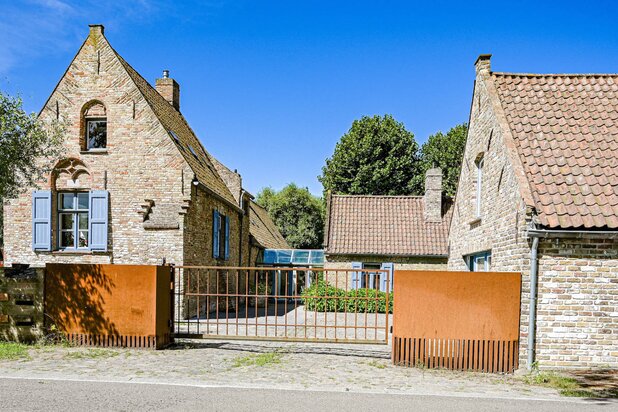 De Rozeblomme, 16e eeuwse abdijhoeve met vergunning voor luxueuse B & B in bijgebouw, circa 2,5 ha