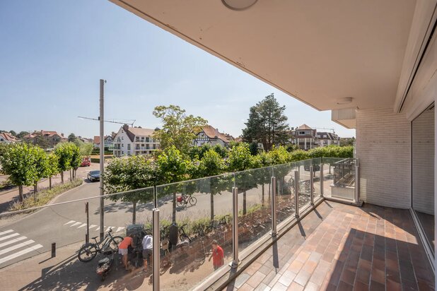 Ruim appartement op de Kustlaan in hartje Zoute met open zicht op de minigolf