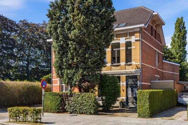 Authentiek en gerenoveerd herenhuis het centrum van Edegem