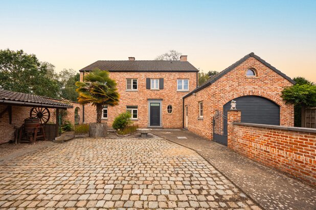Karaktervol huis, perceel mét bouwgrond(en), grote tuinloods