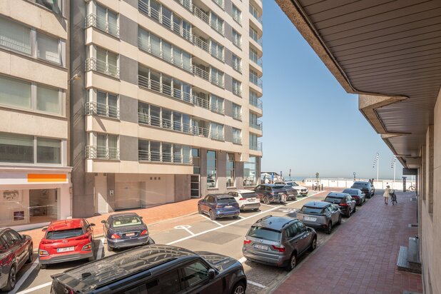 Appartement luxueusement rénové avec vue latérale sur mer au cœur de Knokke.