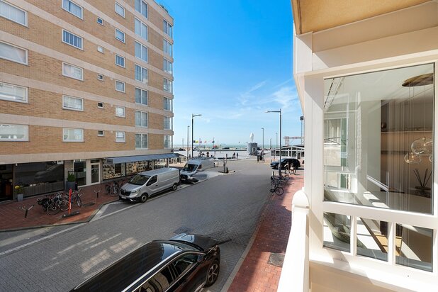 Appartement rénové de 3 chambres avec vue latérale sur la mer.