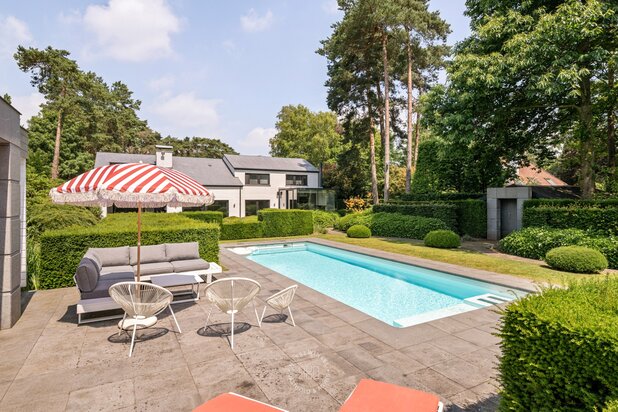 Ruime villa met zwembad & bijgebouw op