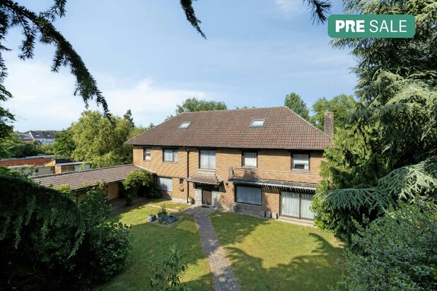 Villa or two-family house with park garden in Boom, partly to renovate