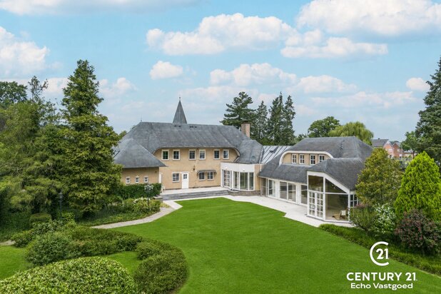 Villa with office, Indoor pool, beautiful garden on 3,172 m²