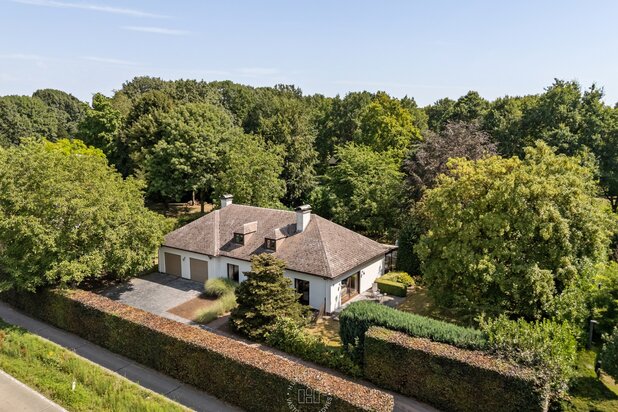 Laagbouwvilla met veel potentieel aan de rand van de heide