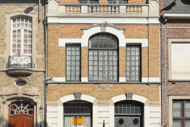 architecturale parel met zonnige stadstuin nabij de Ezelpoort