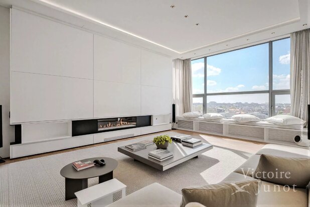Louise : Uitzonderlijk Penthouse met 3 Kamers + Bureau