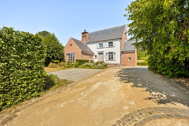 Landhuis met prachtig aangelegde siertuin en volgroeide hagen in Overrepen, Tongeren