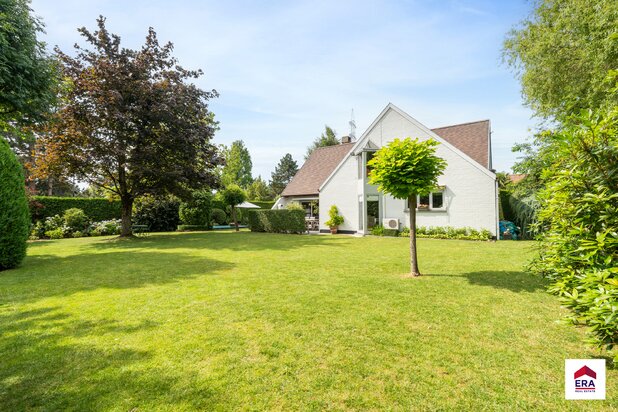 Charmante villa met veel ruimte en groene tuin in Wemmel