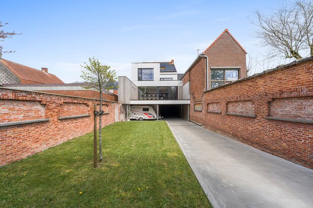 Unieke woning met 6 slaapkamers en loods op 764 m²