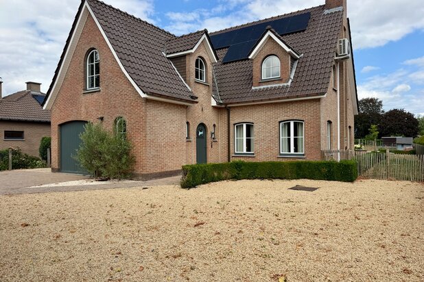 Vrijstaande villa met paardenstallen en weide.