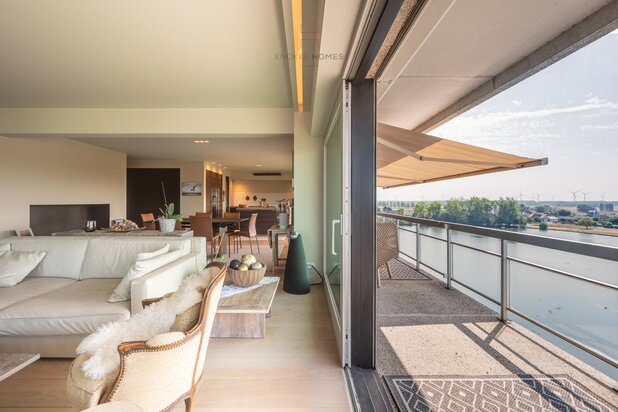 Exclusive 173 m² corner apartment with permanent lake, polder and sea views.