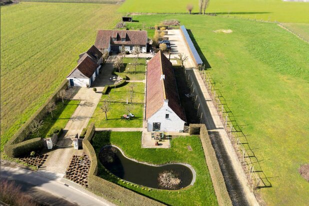 Idyllisch gelegen landgoed, voormalige hoeve, met karakterwoning, vakantieverblijf/boutique B & B met 6 vergunde kamers, parking en weide op circa 1 ha