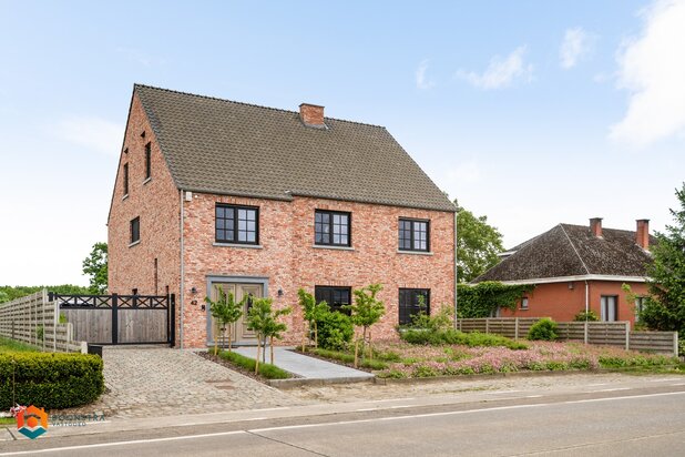 Exclusieve woning van 472 m² met 5 slpkrs op perceel van 2007 m² te Booischot