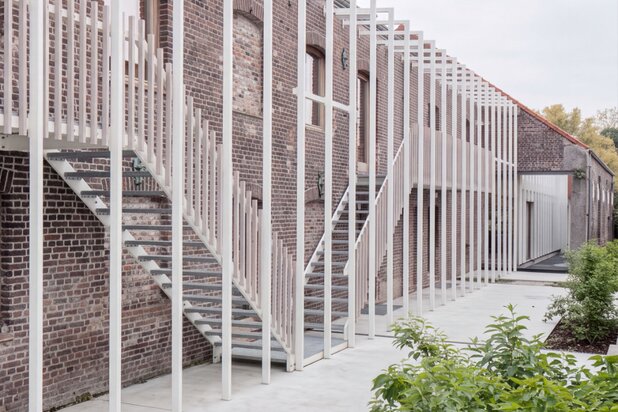 Uniek vastgoed! Exclusieve en creatieve site met twee kantoorruimtes, een polyvalent handelspand, een short-staystudio en een bijzonder architecturale split-levelwoning met ruime tuin, op een boogscheut van het stadscentrum.