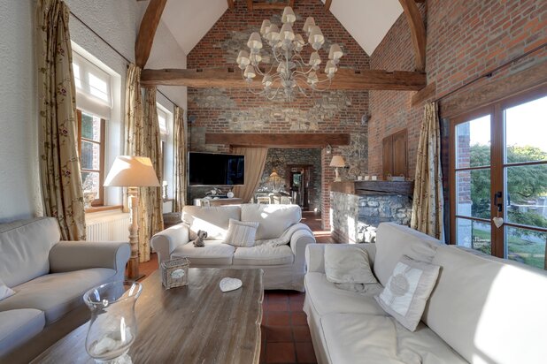 Gerenoveerde 17e-eeuwse hoeve op een perceel van 3.700 m²
