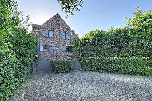 Villa /5 Bedrooms, Office, 3-Car Garage and 5 Parking 